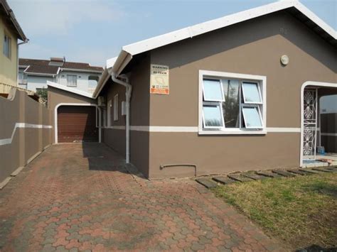 A bright and well presented terrace house positioned within a courtyard development providing dual aspect accommodation together with a generous garden and garage, close to the city centre, science park and cambridge north station. 3 Bedroom House for Sale For Sale in Woodview - Home Sell