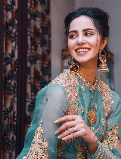 Nimra Khan Looks Extremely Dazzling In Latest Bridal Shoot [pictures] Lens