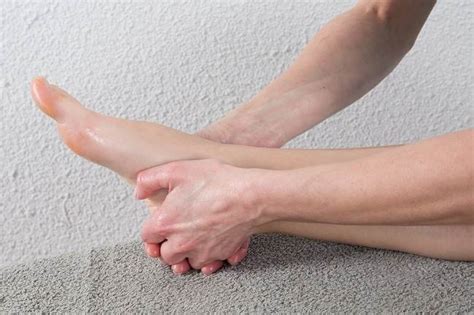 Serangan dengan tungkai tidak dapat menggunakan kaki bagian …. Dengan Olahraga Ini, Nyeri Tumit Plantar Fasciitis Bisa ...