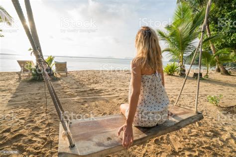 Dziewczyna Relaksująca Się Na Huśtawce Przy Plaży Zdjęcia Stockowe I Więcej Obrazów 20 29 Lat