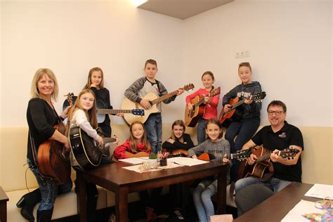 Das poringer.jausen.ei eignet sich hervorragend für picknick, jause und kaltes buffet. Fotos fun-gitarre Tumeltsham - fun-gitarre die Gitarrenschule