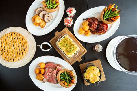 The feast of the 7 fishes is a tradition of celebrating christmas eve the italian way. Italian Christmas Eve Buffet : Christmas Day Brunches In Dubai 2020 Christmas Brunch Restaurants ...