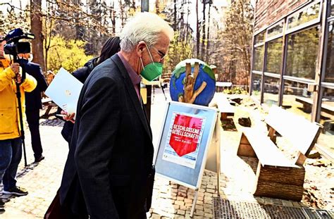 Um den größten raubüberfall in der geschichte durchzuziehen, rekrutiert ein mysteriöser mann, der nur professor genannt wird, eine bande von acht räubern, die eine einzige eigenschaft teilen: Haus des Waldes in Stuttgart-Degerloch: Was es bedeutet ...