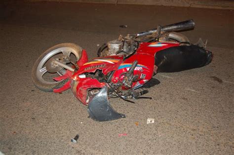 À sexta volta, muitos foram em frente em vez de fazer a curva, na volta anterior já tinha acontecido o mesmo com cinco pilotos. Motociclista morre em acidente envolvendo 3 veículos ...