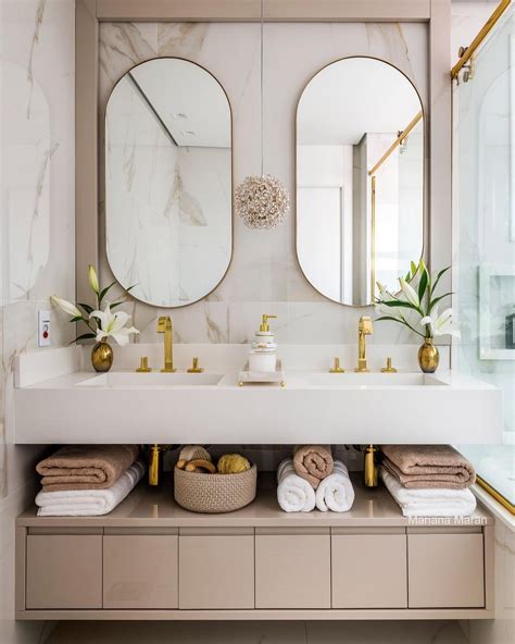 Banheiro Branco Nude E Dourado Com Banheira E Espelhos Ovais Decor