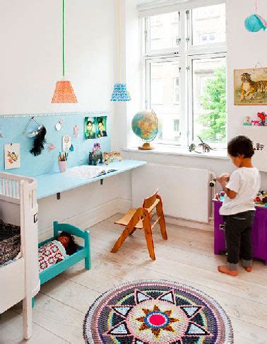 But as accrocher quelqu'un au mur is kind of new, so why not ? Bureaux Pour Enfant Déco et Astucieux