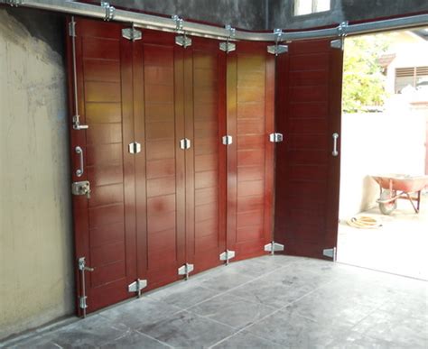 Rumah 1 lantai atap limasan dengan carport dan garasi. Jual Rolling Door Kayu | BintoroSteel