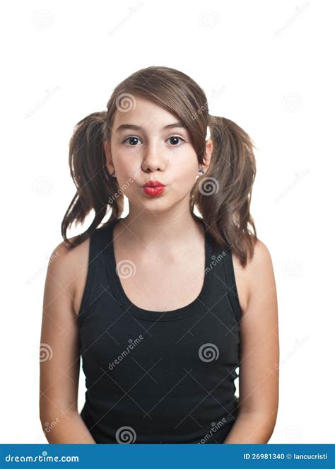 Una Muchacha Adolescente Hermosa En Tapa Negra Con Las Coletas Foto De