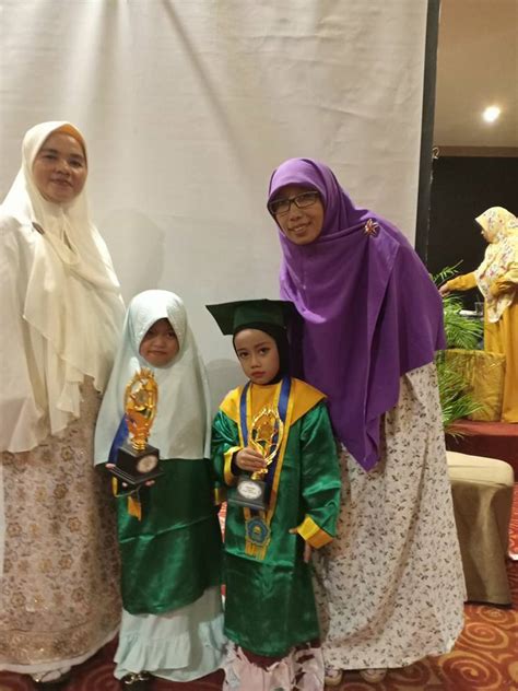Acara 'penamatan' atau wisuda ini diisi dengan acara berfoto memakai. 35+ Terbaik Untuk Gambar Background Untuk Wisuda Anak Tk - Natalia Barbara