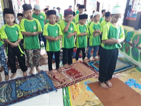 Sedangkan, definisi sholat menurut istilah adalah serangkaian kegiatan ibadah khusus yang diawali dengan takbiratul ihram dan diakhiri dengan membaca salam. KEM SMART SOLAT 2019 ALOR GAJAH MEMUPUK PENGHAYATAN SOLAT ...