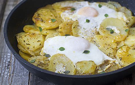 20 recetas de patatas fáciles para principiantes. Receta: Patatas en adobillo con huevo - Eduardo Sanz