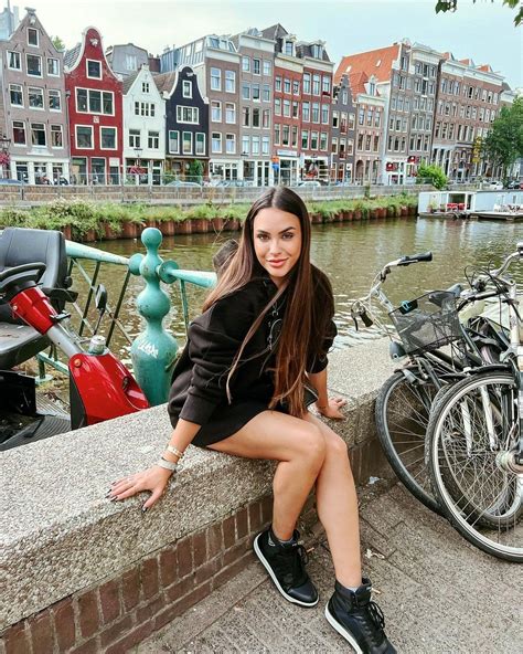 Sarah Andrade abre álbum de viagem à Amsterdã Foi lindo Revista Marie Claire Celebridades