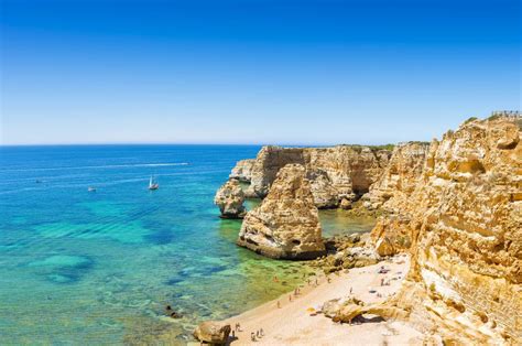 Albufeira in portugal is een populaire kustplaats centraal in het zuiden van de algarve tussen de oude stad van albufeira ligt direct aan het strand en is voornamelijk een voetgangersgebied. Die 11 schönsten Strände der Algarve | TRAVELBOOK