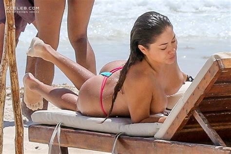 Голая грудь Арианни Селесте на пляже в Мексике 2017 ZCELEB