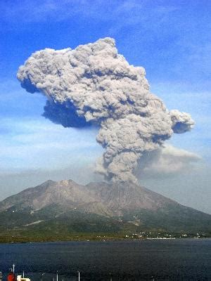 現在、桜島は噴火警戒レベル３（入山規制）です。 桜島で噴火が発生した場合には、１３日２１時から２４時までは火口から西方向、１４日０９時から１２時までは火口から西方向に降灰が予想されます。 定時 降灰予報 （20:00発表）. お題】桜島が噴火!原因は何？？？ : ボケて（ : 【画像】桜島 ...