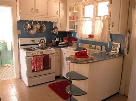Cabinets, countertops, hardware, and colors in this fifties kitchen are original. 608198e2d716acbcb91e38c1589805f6.jpg (500×375) | Retro kitchen, Kitschy kitchen, Vintage kitchen