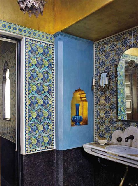 Les plafonds, les murs sont peints en jaune et même le sol est avec. Peinture carrelage salle de bain - idées de motifs et couleurs