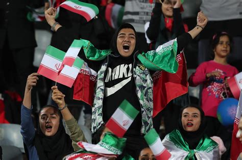 50 iranische frauen warnen vor islamisierung deutschlands henryk stöckl am 25.06.2019 50 iranische frauen haben sich am 21.06.2019 in köln versammelt, um gegen die ausstellung. Iran: Frauen dürfen zu Länderspielen ins Fußballstadion ...