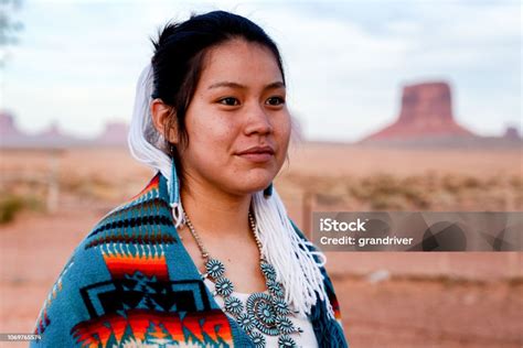 ナバホ族のネイティブ アメリカンの 10 代の少女屋外のポートレート ネイティブアメリカンのストックフォトや画像を多数ご用意 ネイティブアメリカン 少女 北米先住民族の文化
