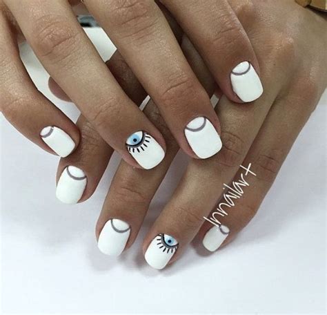 Elegir entre esmalte permanente o semipermanente para las uñas no es una tarea fácil por la proximidad de estos dos productos. Uñitas en blanco con ojitos .... 💙🧿💙🧿💙🧿💙🧿💙🧿 | Uñas de gel ...