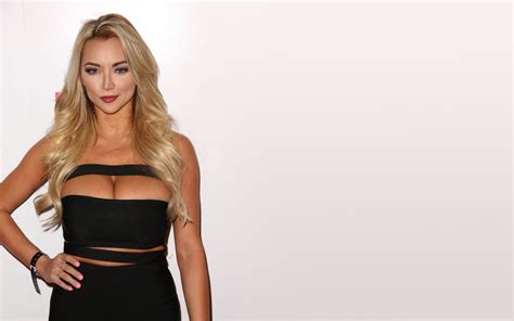 Sfondi Lindsey Pelas Modello Grandi Tette Tette Naturali Bionda Le Mani Sui Fianchi