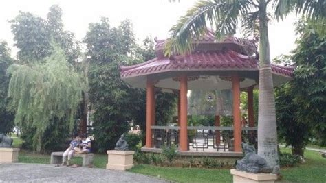 See reviews and photos of gardens in kuching, malaysia on tripadvisor. At the Hokkien Garden in Kuching | Kuching, Cat city ...