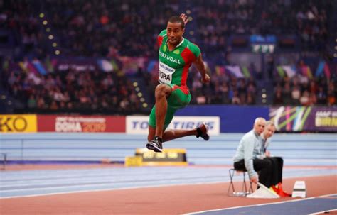 O primeiro campeão olímpico foi o americano james connolly. Nelson Évora na final do triplo salto. Francês Jean-Marc ...