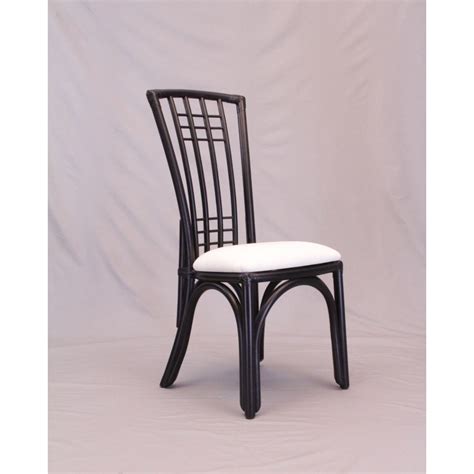 Cette chaise en rotin est conçue pour une utilisation en intérieur. chaise en rotin coloris noir avec haut dossier