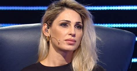 Egli aveva posto tanto affetto in quell'atto che, ove anche la natura non lo avesse dotato di un volto così dolce e così simpatico, lo si sarebbe subito giudicato buono e cortese. Anna Tatangelo: cosa è successo? Volto gonfio e dolorante ...