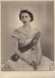 On june 2, 1953, queen elizabeth ii is formally crowned monarch of the united kingdom in a lavish ceremony steeped in traditions that date back a millennium. Elizabeth II., Queen (1926) - Oversize signed photograph ...