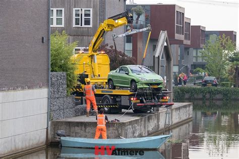 Bergers halen auto uit water - HV-Almere