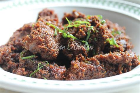 500 gm daging 8 ulas bawang merah 2 ulas bawang putih 1/2 inci halia 1/2 inci lengkuas 1/2 inci kunyit hidup 7 biji cili padi. Rendang Daging Sedap Giler - Azie Kitchen