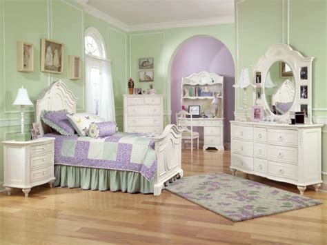 One of the great things about purchasing a furniture set is that it a set usually comes with everything. 15 Attractive Teenage Bedroom Decorating Ideas For Comfort ...