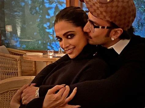 Ranveer Deepika Kiss दीपिका दे रही थीं इंटरव्यू और रणवीर ने कर लिया Kiss होस्ट बोली यहां पर