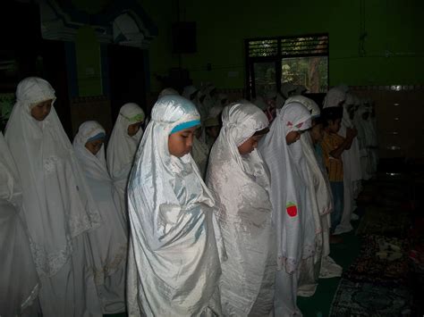 Itulah bacaan lafadz atau doa niat sholat ied baik untuk sholat idul fitri pada hari raya lebaran tanggal 1 syawal dan sholat idul adha pada hari raya kurban tanggal 10 dzulhijjah. BAB IV SHOLAT SUNNAT DAN DOA-DOANYA A. NIAT-NIAT SHOLAT ...