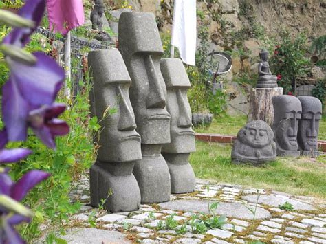Want to discover art related to gartenskulptur? Osterinsel Figur | Skulpturen garten, Skulpturen ...