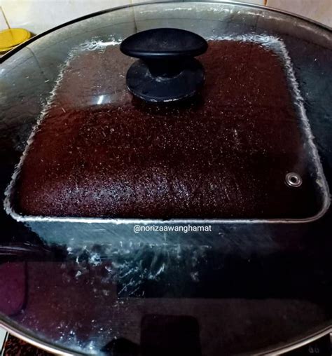 Hidangkan panas ikan kerapu kukus dengan taburan daun bawang, hirisan cili padi dan daun ketumbar di atasnya. Cara untuk membuat Kek Coklat Moist Kukus. Ringkas, mudah ...