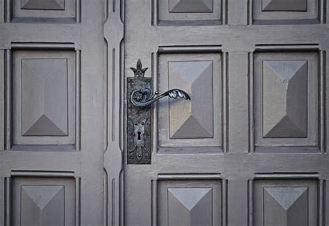 In tal modo, qualora fosse necessario aprire la serratura chiusa a chiave, basterebbe introdurre dall'esterno un. Come aprire una porta chiusa dall'interno