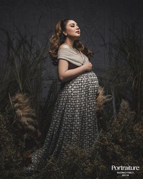 berbagai tema 10 potret maternity shoot anak kedua tya ariestya