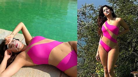 Jhanvi Kapoor Sizzles In Open Bikini Flaunting Her Curves On Vacation Youtube