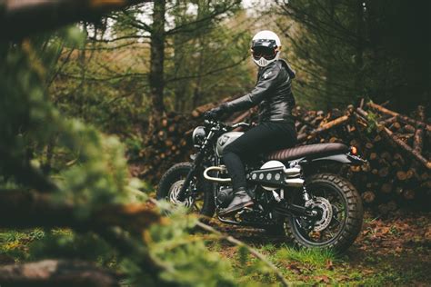 Sharing the same contemporary custom principles as the street twin, the new street scrambler has the iconic bonneville silhouette combined with clean lines. A Modern Classic: British Customs Declassifies the Build ...
