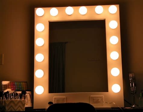 Mirror With Light Bulbs Around The Edge Home Design Ideas