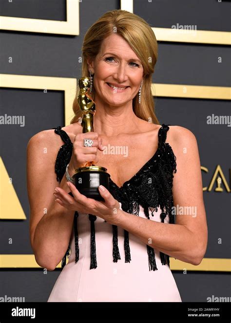 Laura Dern With Her Best Supporting Actress Oscar For Marriage Story In