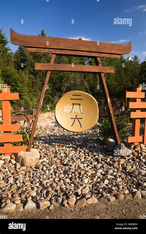 Gong Japonais Dans Une Cour Avant Paysagée Jardin Zen En été Québec