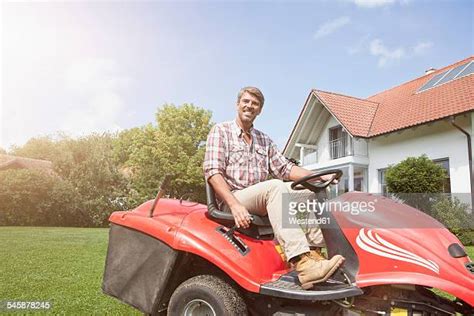 Riding Lawn Mowers Photos And Premium High Res Pictures Getty Images