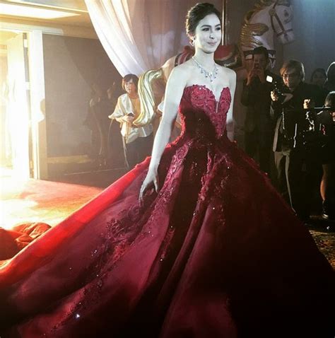 Julia, napagkaisa ang pamilya barretto sa kanyang debut. Close Look at Julia Barretto's Debut Gown