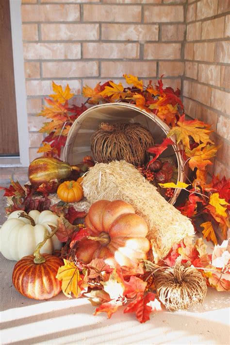Take your thanksgiving celebration to the next level this year with these 11 decorations that will showcase your creative side below. 41 Cozy Thanksgiving Porch Décor Ideas | DigsDigs