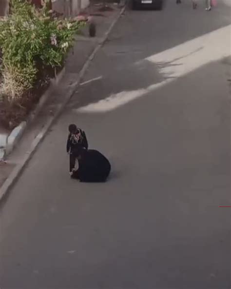 سكاي نيوز عربية عبر طفل مغربي عن امتنانه لوالدته بعد أن قامت بربط حذائه أثناء توصيله للمدرسة