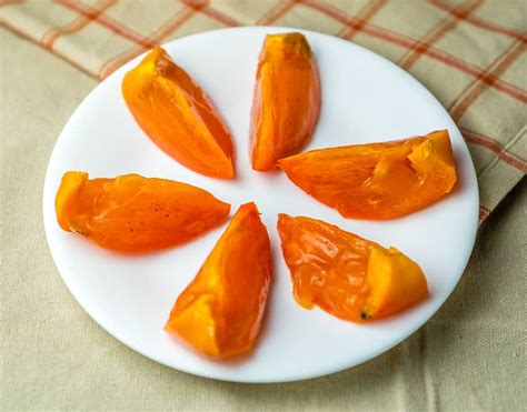 Mike demonstrates the best ways to eat persimmon. How to Pick Good Persimmons & How to Eat Persimmons ...