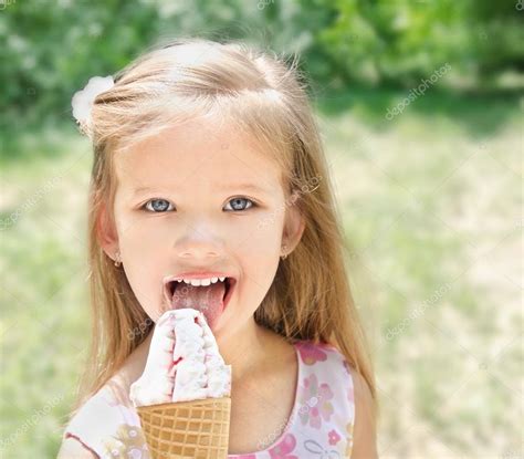 Gadis Kecil Yang Cantik Makan Es Krim — Stok Foto © Svetamart 27975739